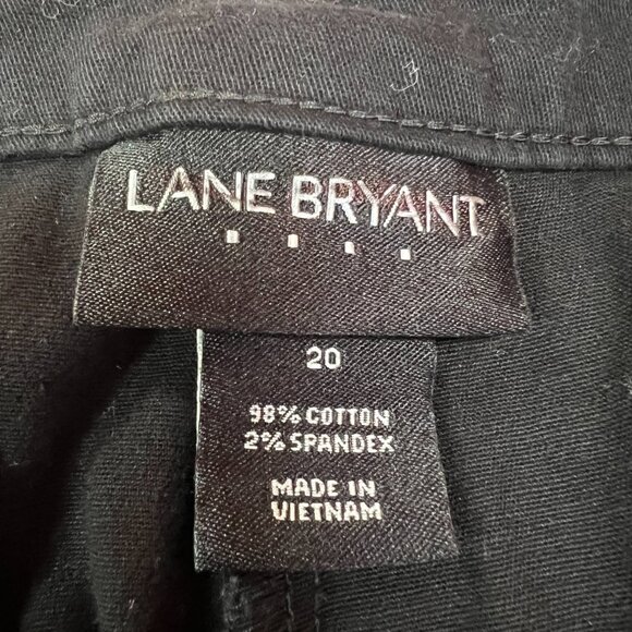 Lane Bryant black shorts size 20 with pockets in the front and back. - Picture 3 of 4